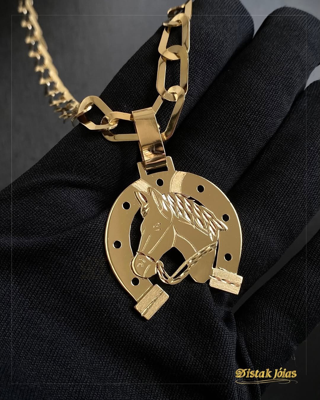 Cordão em ouro com pingente em forma de ferradura e cavalo