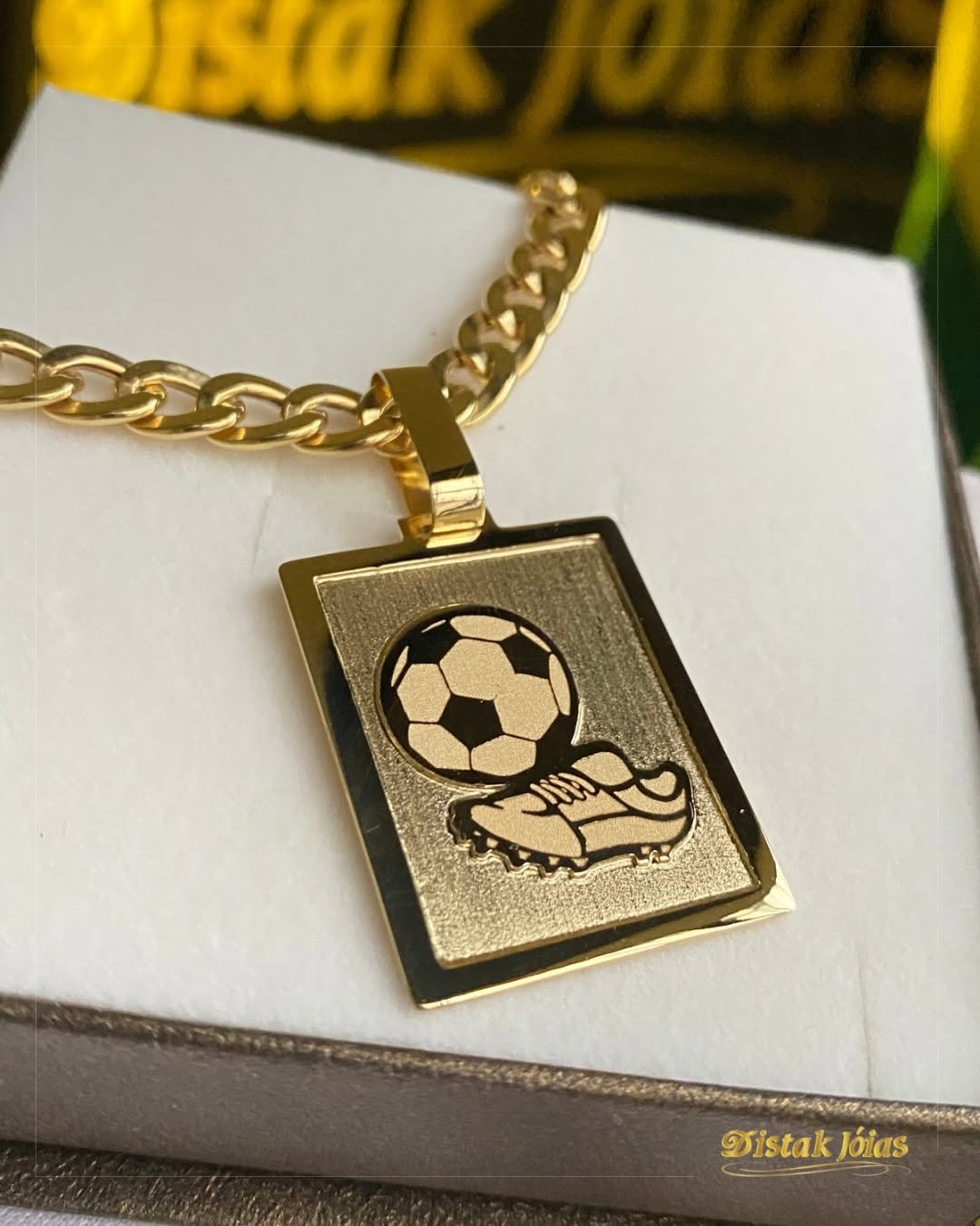 Cordão em ouro com pingente personalizado com bola e chuteira