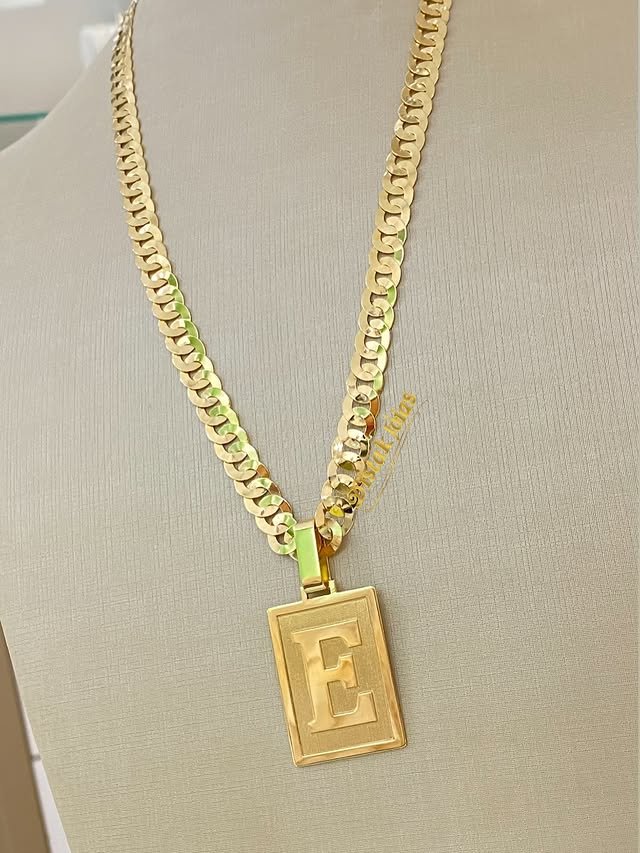 Cordão dourado com pingente da letra E