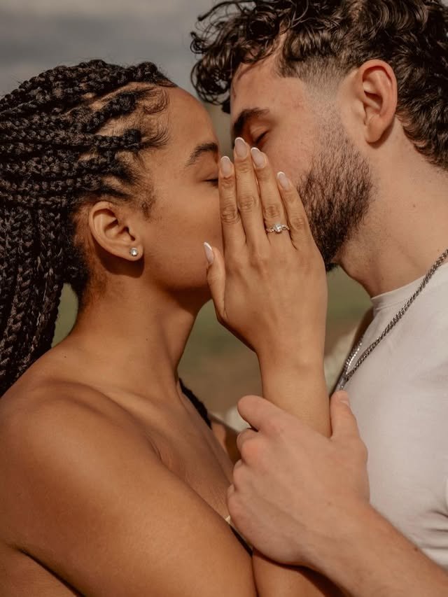 Casal celebrando uma ocasião especial com joias