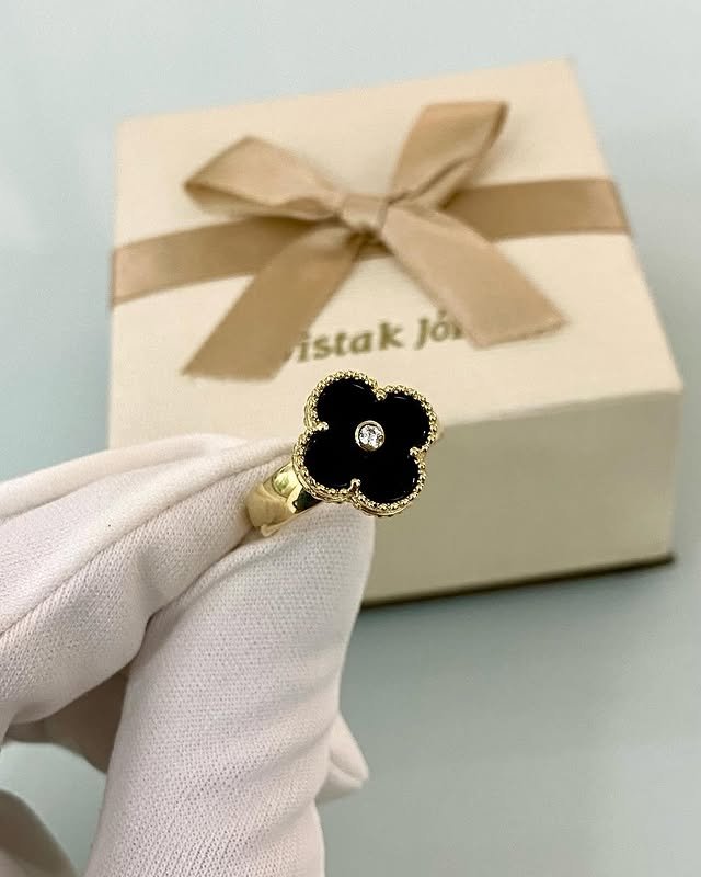Anel dourado com detalhe floral escuro
